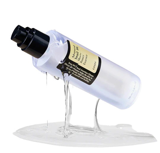 Flacon COSRX Advanced Snail 96 Mucin Power Essence incliné avec texture fluide montrant la consistance légère et hydratante du produit.