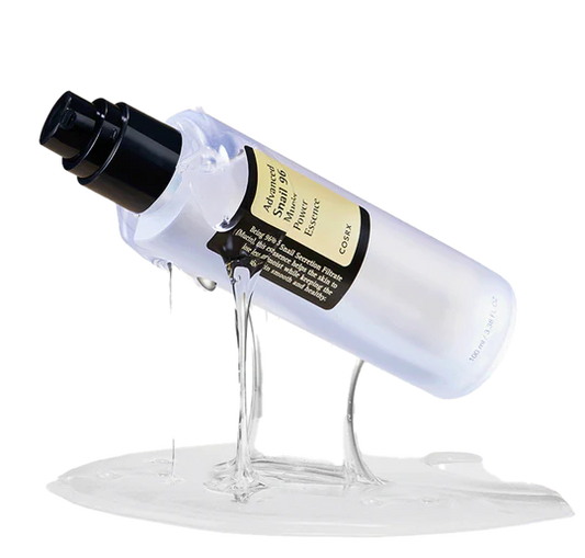 Flacon COSRX Advanced Snail 96 Mucin Power Essence incliné avec texture fluide montrant la consistance légère et hydratante du produit.