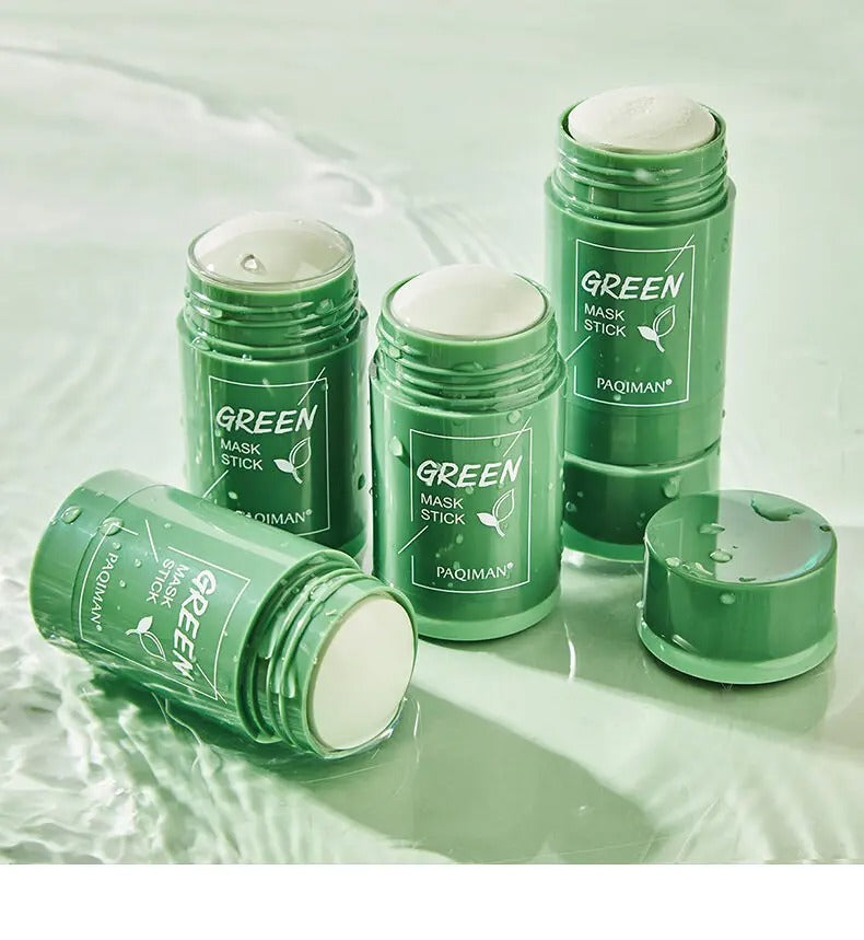 Plusieurs bâtonnets de masque vert de la marque Paoqiman, posés sur un fond d'eau avec une étiquette clairement visible.
