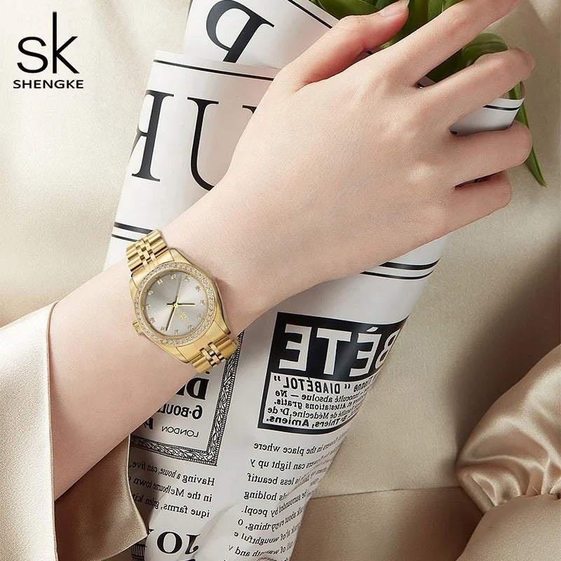 Montre femme dorée SK Shengke portée au poignet, bracelet en acier inoxydable et cadran raffiné, style chic et moderne pour un usage quotidien.